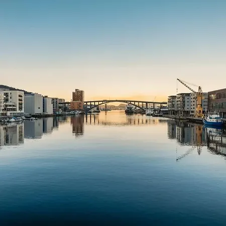 Center Terrace In Quiet Backyard - Stylish * 베르겐