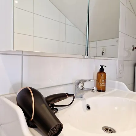 Center Terrace In Quiet Backyard - Stylish 베르겐