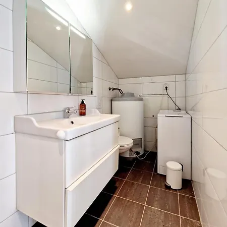 Center Terrace In Quiet Backyard - Stylish * ברגן