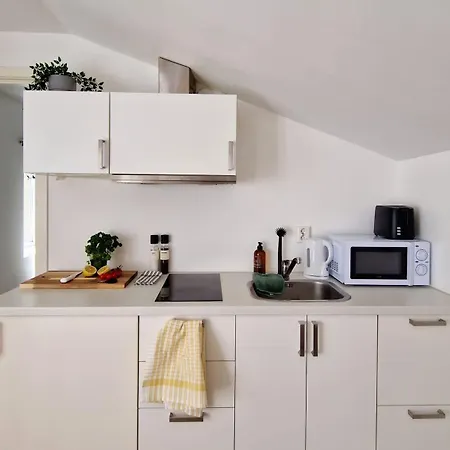 Center Terrace In Quiet Backyard - Stylish * ברגן