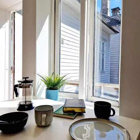 Center Terrace In Quiet Backyard - Stylish Semesterbostad