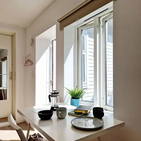 Center Terrace In Quiet Backyard - Stylish 베르겐