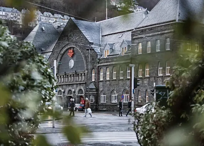 Center Terrace In Quiet Backyard - Stylish Μπέργκεν