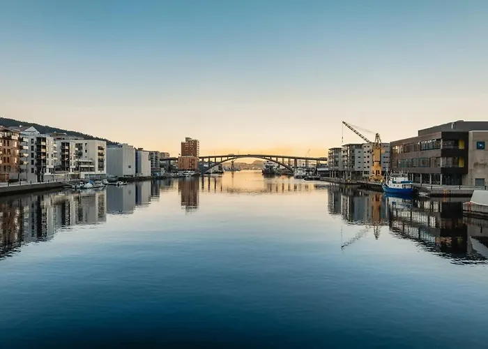 Center Terrace In Quiet Backyard - Stylish * Bergen