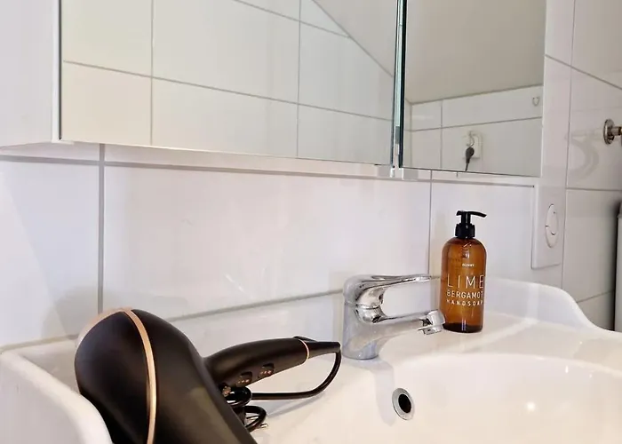 Center Terrace In Quiet Backyard - Stylish Μπέργκεν