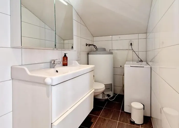 Center Terrace In Quiet Backyard - Stylish * Μπέργκεν