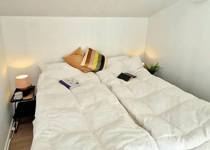 Center Terrace In Quiet Backyard - Stylish Μπέργκεν