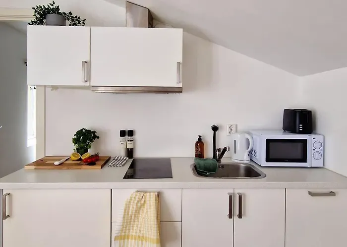 Center Terrace In Quiet Backyard - Stylish * Μπέργκεν