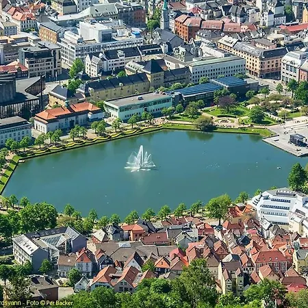 Center Terrace In Quiet Backyard - Stylish Feriehus